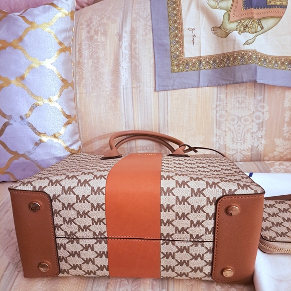 Michael Kors Tan Monogrammed Jacquard XL Mercer Handbag & Matching Wallet - Picture 8 of 13